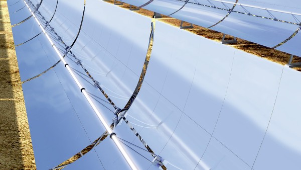 Zu solarthermischen Anlagen zählen unter anderem Parabolrinnen-Kraftwerke.