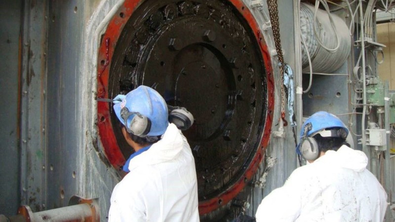 Maintenance work on the high-pressure grinding rolls (HPGR)