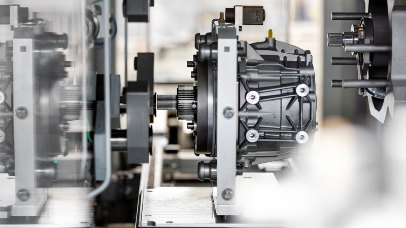 Getriebe vorbereitet für die EOL-Prüfung