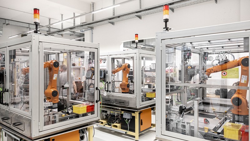 Flexible and scalable assembly line