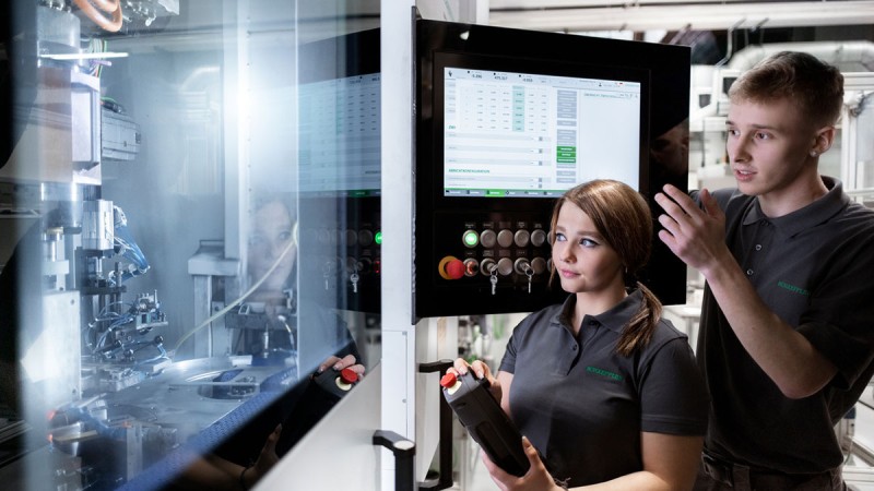 Schaeffler Auszubildende arbeiten mit CNC