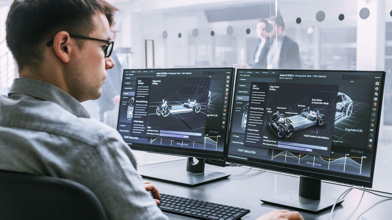 Junger Student arbeitet an seiner Studienabschlussarbeit bei Schaeffler